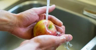 ثلاث طرق سهلة لتنظيف الفاكهة والخضار