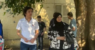 “حلمى أشوفه فى جامعة القاهرة”.. جدة تساند حفيدها أمام لجان الثانوية العامة
