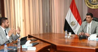 خالد هاشم يعلن تركيب محطات طاقة شمسية فوق أسطح نحو 7000 مصنع بمصر