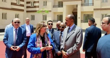 رئيس إريتريا يزور وحدات سكن لكل المصريين ويشيد بالمشروع