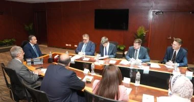رئيس الرقابة المالية يبحث مع مسؤول بالبنك المركزي الروسي سبل التعاون