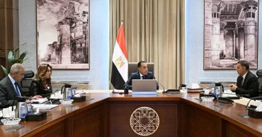 رئيس الوزراء يتابع مع محافظ القليوبية موقف عدد من المشروعات التنموية