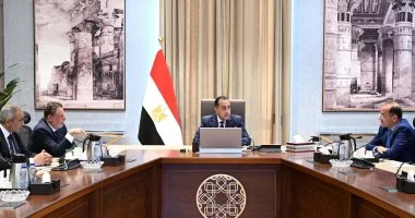 رئيس الوزراء يجتمع مع محافظ البنك المركزي ووزير المالية لاستعراض عددٍ من الملفات