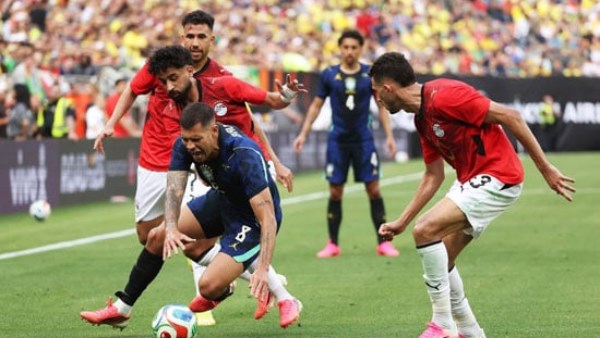 رد فعل مفاجئ من أمير هشام بعد خسارة منتخب مصر من البرازيل