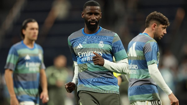 ريال مدريد يمدد عقد مدافعه روديجر موسمًا إضافيًا