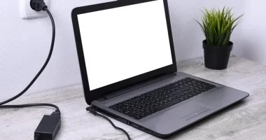 سر شاحن اللابتوب.. لماذا يوجد «صندوق» فى منتصف السلك؟
