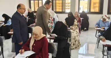 ضبط 11 طالبًا بكلية التجارة فى بنى سويف متلبسين بالغش باستخدام المحمول