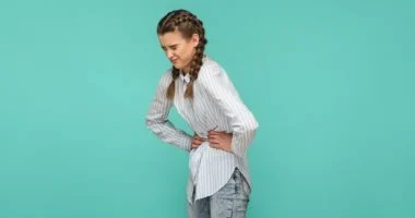 طبيب أورام يُحذّر: حبس البول فى العمل عادة خطيرة تؤثر على صحة المثانة