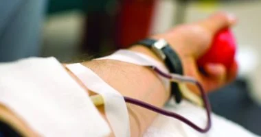 طبيب يفند أشهر 4 خرافات عن التبرع بالدم.. ويؤكد: آمن تماما للأصحاء
