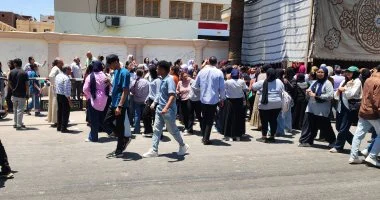طلاب الثانوية العامة يشكون من صعوبة جزئيات بعض امتحان العربى
