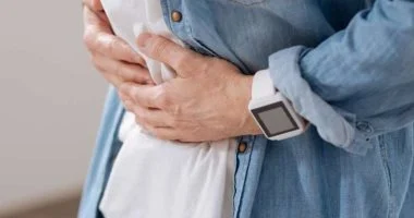 عادات صباحية غير متوقعة تفاقم مشكلة الإمساك