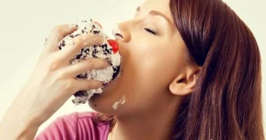 عشان صحتك.. كيف تتخلص من رغبتك بتناول السكريات بعد الأكل؟