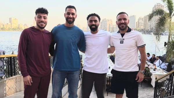 على النيل.. حسين الشحات رفقة لاعبي الأهلي السابقين: ولاد رزق