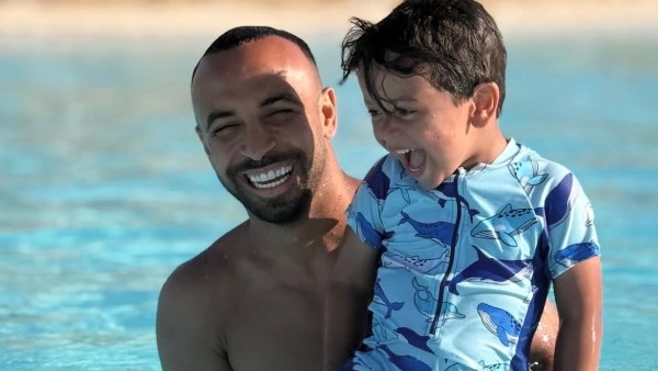 في أجواء صيفية.. أفشة يخطف الأنظار رفقة نجله