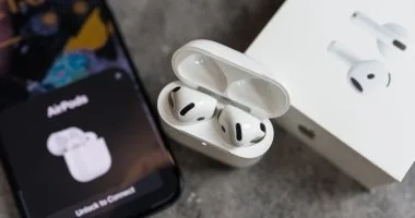 كم عمر سماعات AirPods؟ تجارب المستخدمين تكشف العمر الحقيقى للسماعات اللاسلكية
