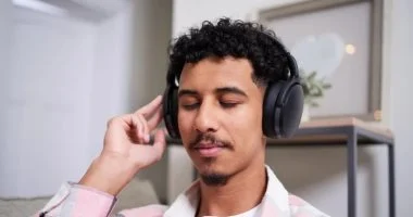 كيف تعمل ميزة إلغاء الضوضاء فى السماعات وهل هى آمنة على الأذن؟