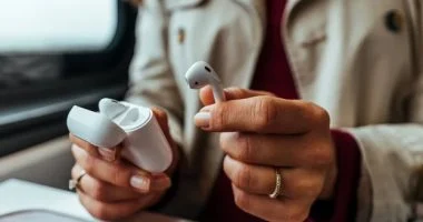 كيفية إعادة تشغيل سماعات AirPods ومتى تحتاج إلى ذلك؟