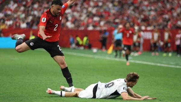 لاعب نيوزيلندا: استحققت ركلة حرة قبل الهدف الثاني لمصر