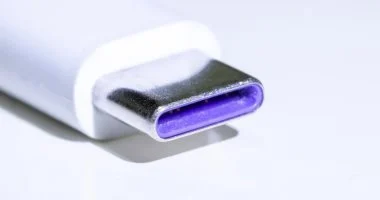 لماذا تكون بعض منافذ USB باللون البنفسجى؟ ولماذا لا تُباع فى الولايات المتحدة؟