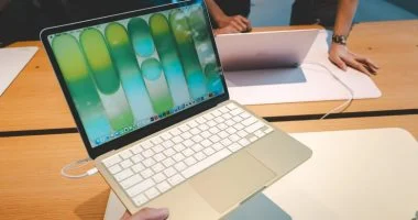 لماذا لا تأتى أجهزة ماك بشاشات تعمل باللمس؟