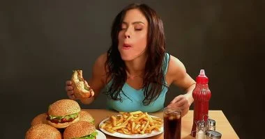 لماذا يشعر البعض بضيق تنفس بعد الطعام.. أعراض مصاحبة تتطلب التدخل الطبى