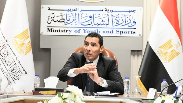 لمناقشة مديونيات المرافق.. وزير الشباب يعقد اجتماعًا مع الأندية والجهات المعنية
