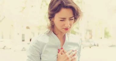 ليس ألم الصدر فقط.. علامات تحذرك أن قلبك في خطر