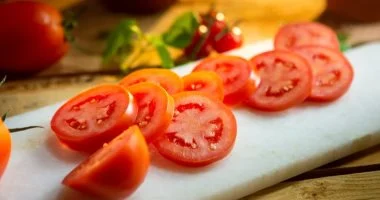 ماذا يحدث لجسمك عند تناول الطماطم يوميًا؟.. 6 فوائد صحية