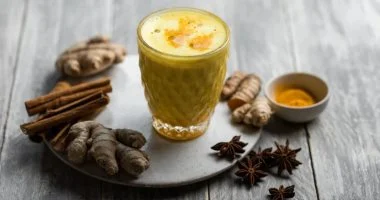 ماذا يحدث لجسمك عند تناول حليب الكركم بانتظام؟