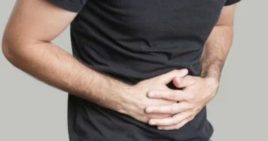 متى يكون ألم المعدة مؤشر خطر.. علامات تستدعى سرعة التدخل الطبى