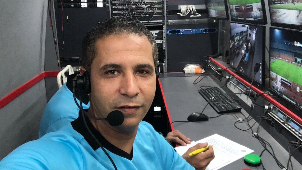 محمود عاشور حكم تقنية الفيديو يتألق بمباراة الأردن والنمسا