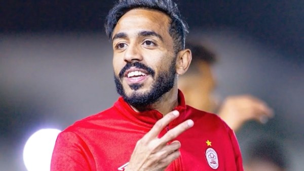 محمود كهربا يستمتع بأجواء الصيف على متن يخت