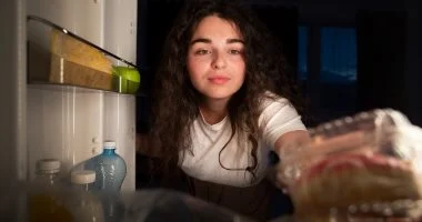 مخاطر تناول الوجبات الخفيفة فى وقت متأخر من الليل على الهضم والأمعاء