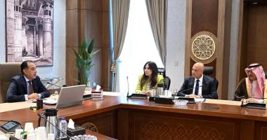 مدبولي يلتقي مسئولي شركة “أكوا باور” لبحث تنفيذ مشروعات تحلية مياه البحر