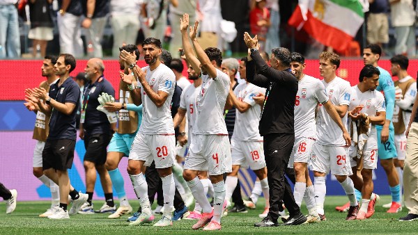 منتخب إيران يودع كأس العالم برسالة مؤثرة بعد مواجهة مصر