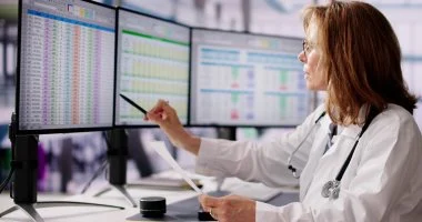 نصف أطباء الأورام فكروا فى ترك المهنة.. استطلاع جديد يثير المخاوف