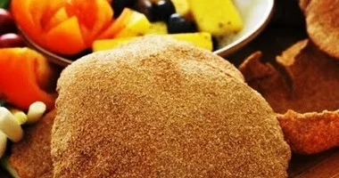 هل عيش السن يرتبط بهشاشة العظام؟.. استشارى يوضح