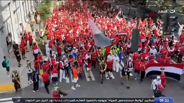 هنا المونديال | عشرات الآلاف من الجماهير المصرية يستعدون للدخول إلى ملعب المباراة