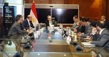 وزير التخطيط والتنمية الاقتصادية يبحث مع شركة “NI للاستشارات” هيكلة بنك الاستثمار