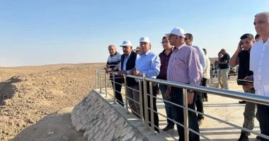 وزيرا النقل والكهرباء يتفقدان مواقع مشروعات طاقة الرياح بجبل سحابة وعتاقة