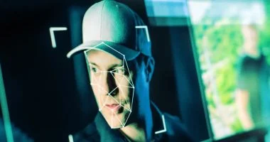 يوتيوب تشدد إجراءاتها للحد من انتشار المحتوى المنتج بالذكاء الاصطناعى
